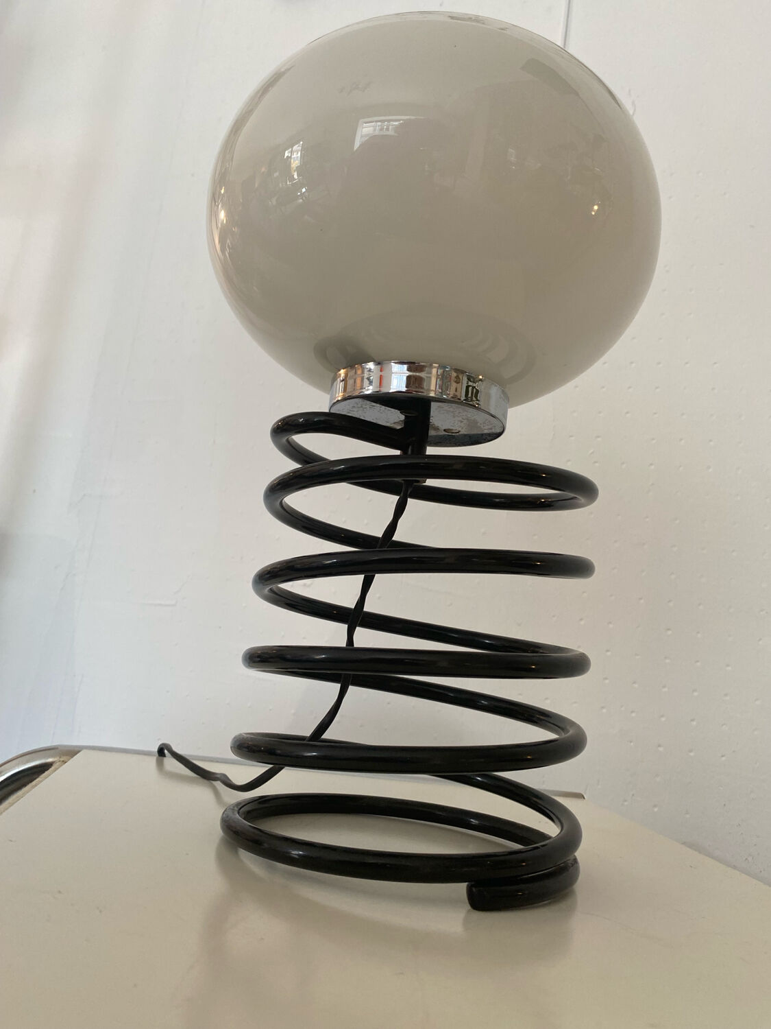 Lampe à poser ressort dans le goût d'Ingo Maurer