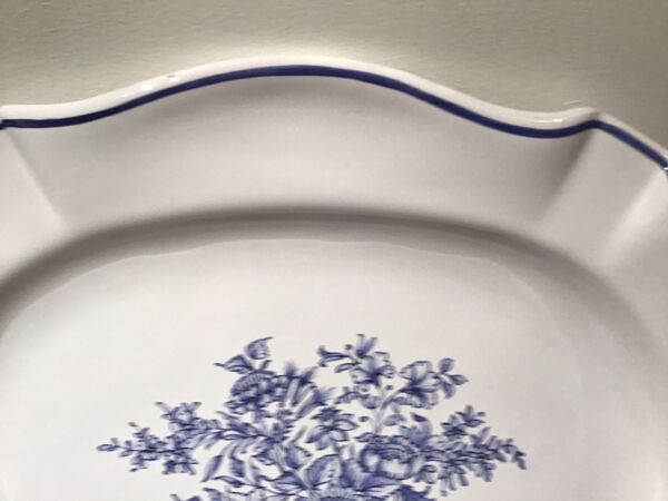 Plat en faïence de Moustier, blanc et bleu