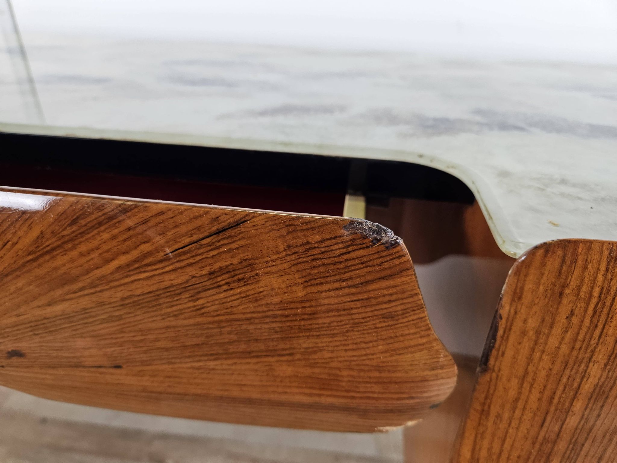 Mid-century drawer chest in mahogany, brass and glass.