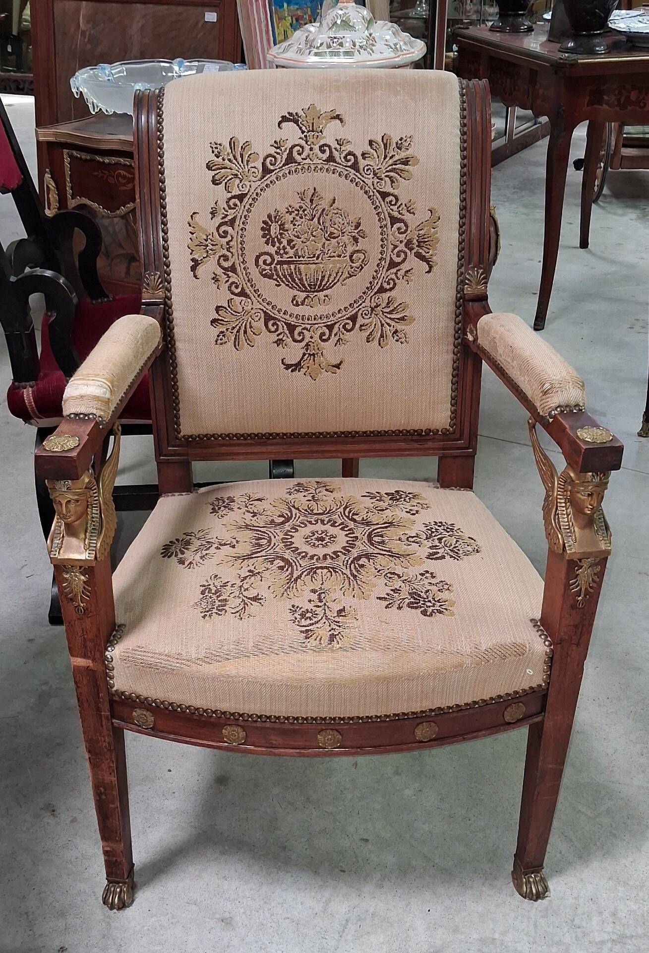 Fauteuil époque Empire en acajou à têtes d'égyptiennes, début XIXe siècle