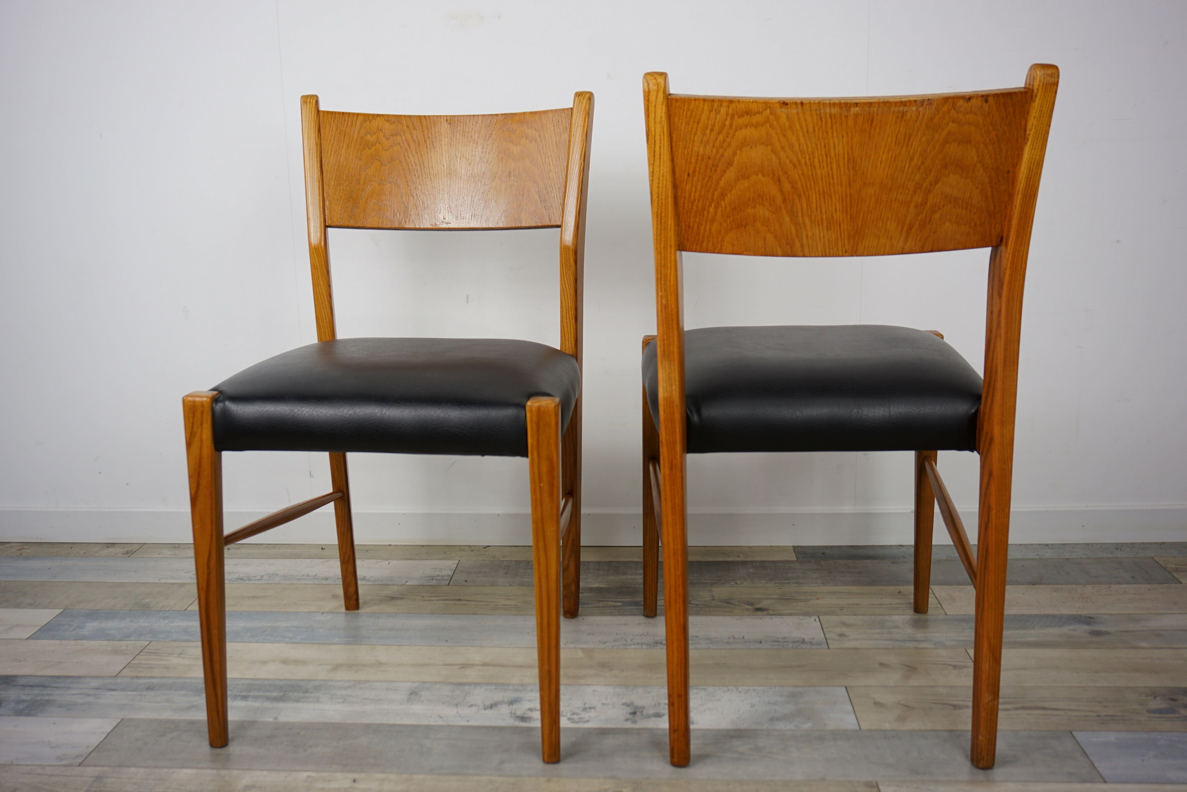 Wooden oval table and 6 matching chairs 60