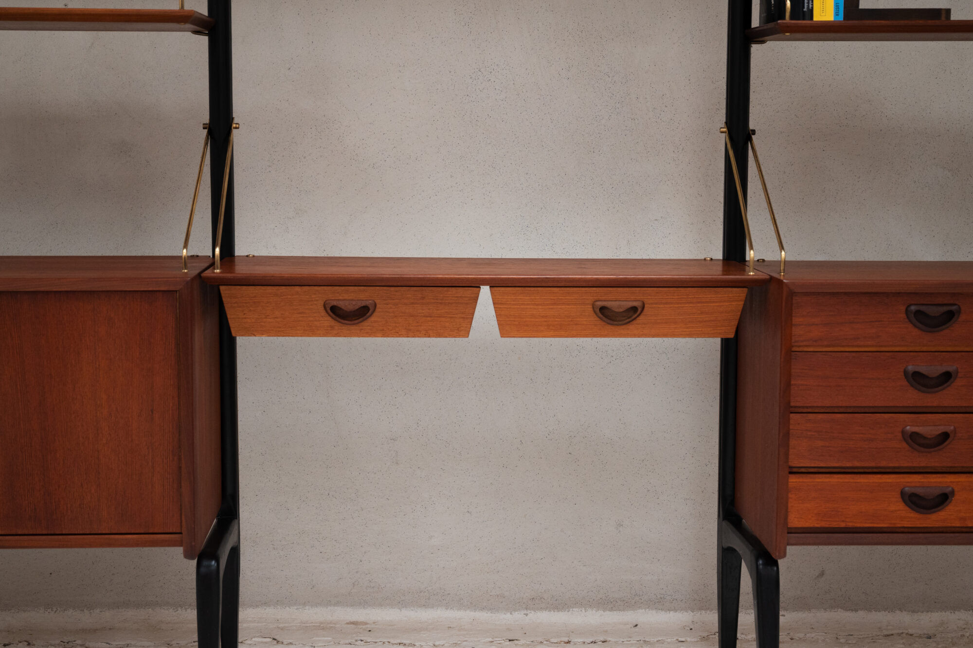 Etagère sur pieds 3-baies par Louis Van Teeffelen