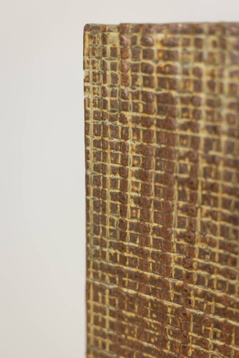 Vase de style Brutaliste en grès, à décor végétal. Année 1977.