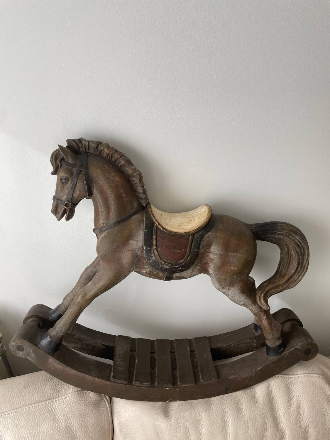 Cheval à bascule antique