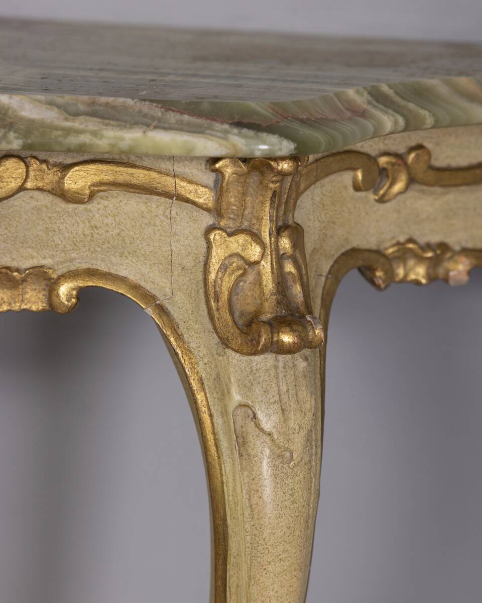 EARLY 20TH CENTURY BAROQUE-STYLE GOLDEN WOOD AND ONYX WALL CONSOLE TABLE