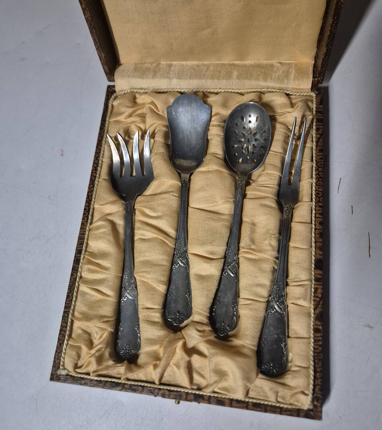 Set of 4 vintage silver-plated serving cutlery + box