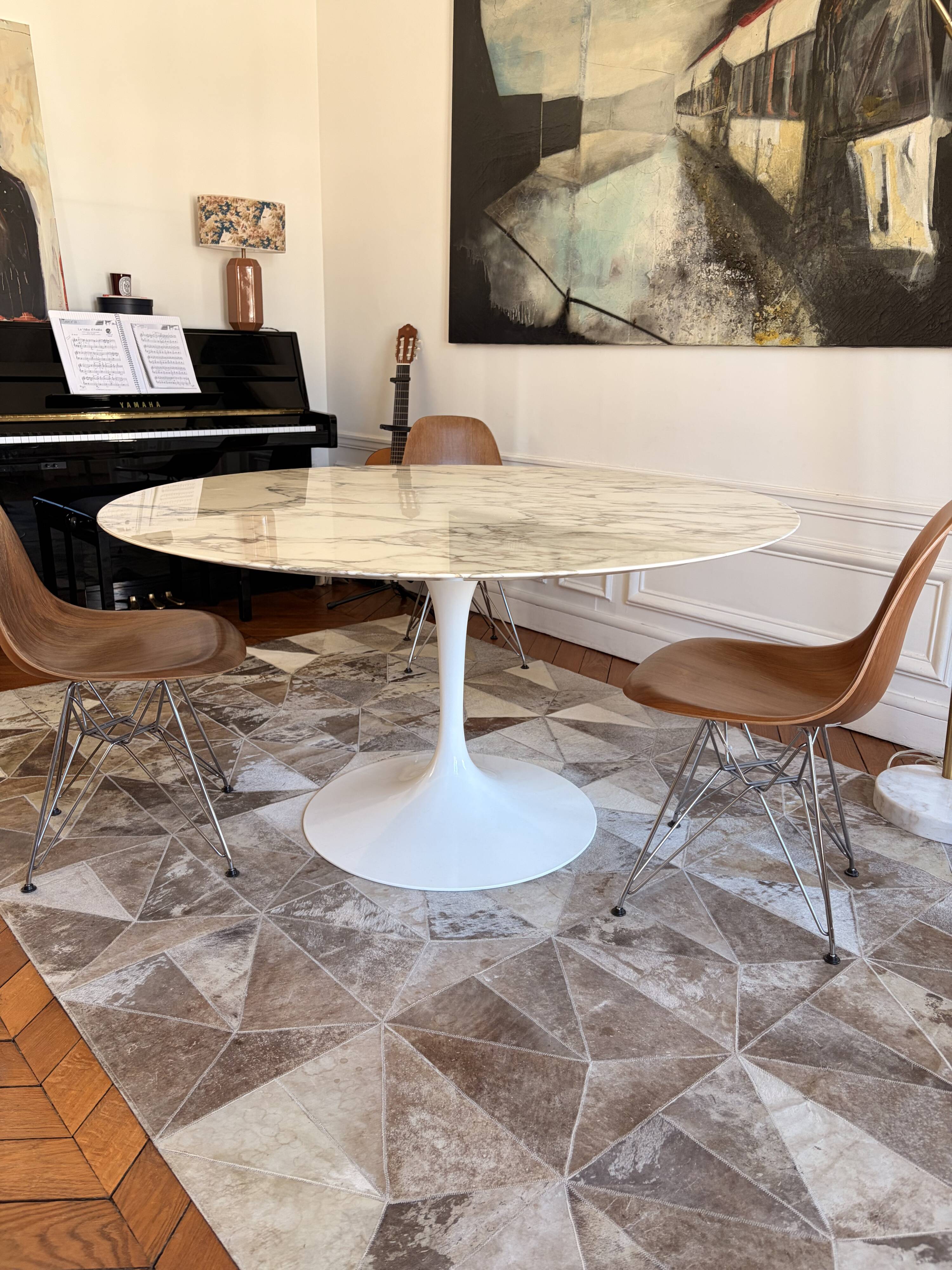 Knoll round table in marble
