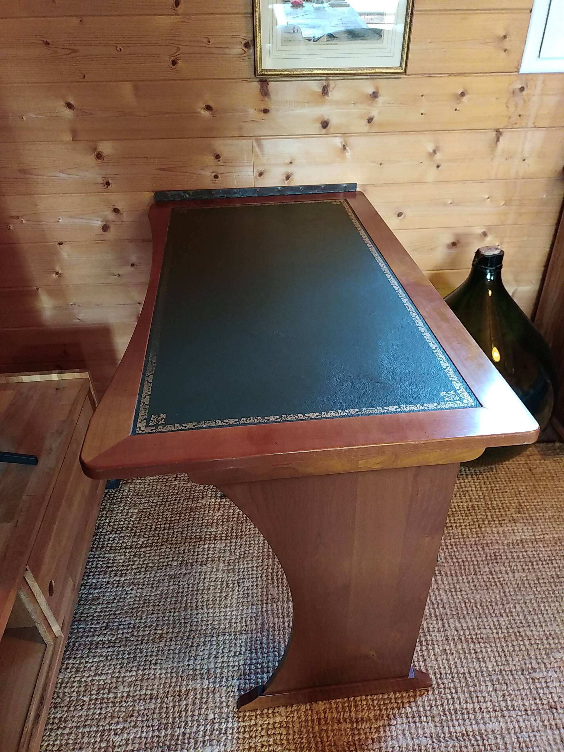 Wall-mounted writing table in cherry wood. retractable.