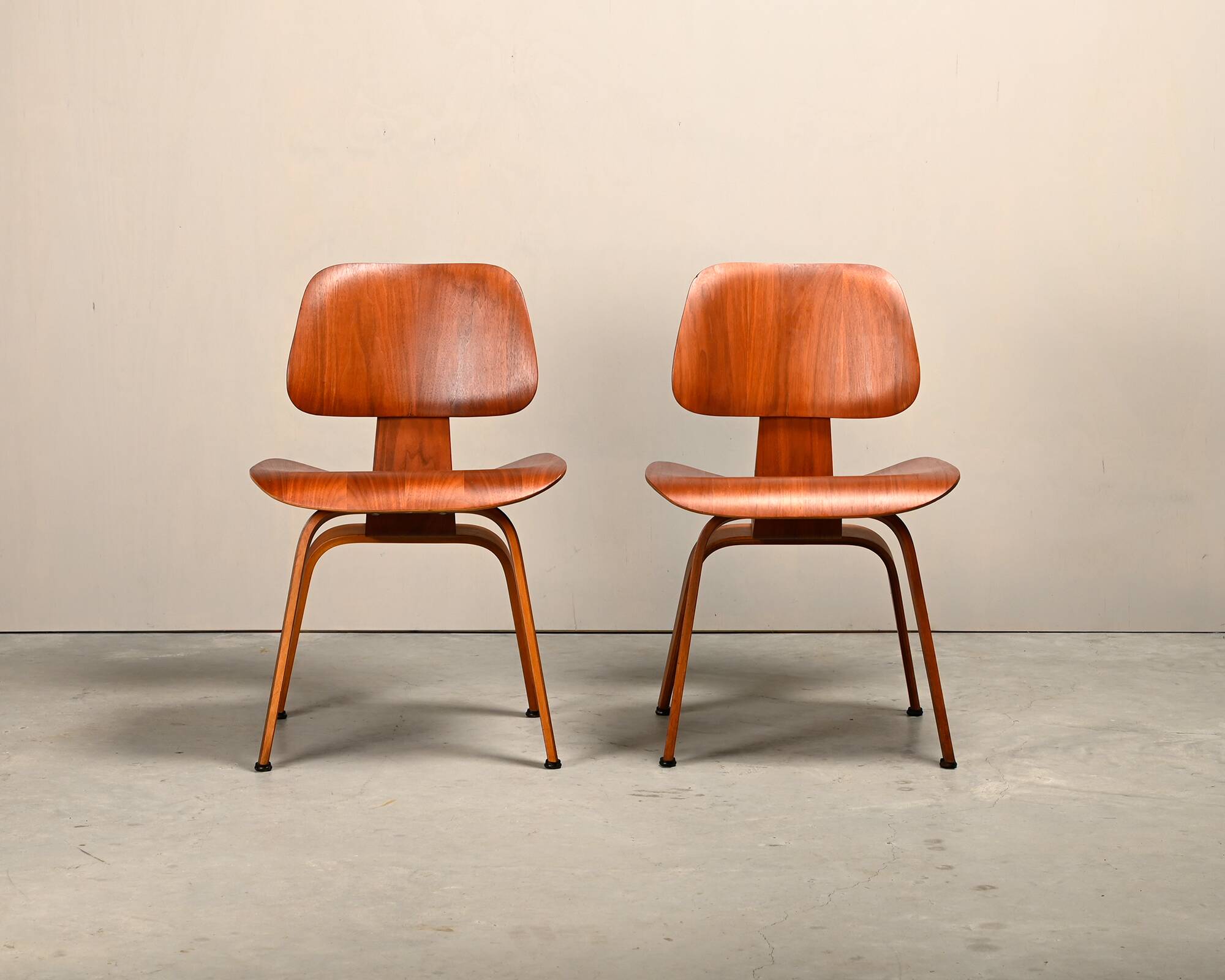 Chaise en contreplaqué de noyer DCW restaurée de Charles & Ray Eames, Herman Miller