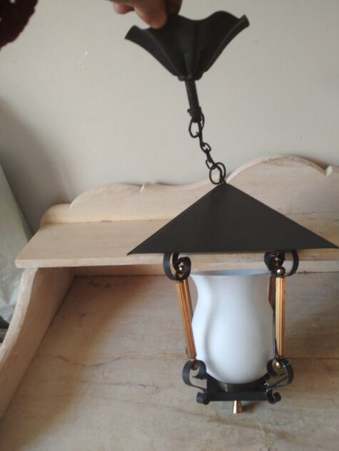 suspension lanterne noire et doré avec opaline blanche