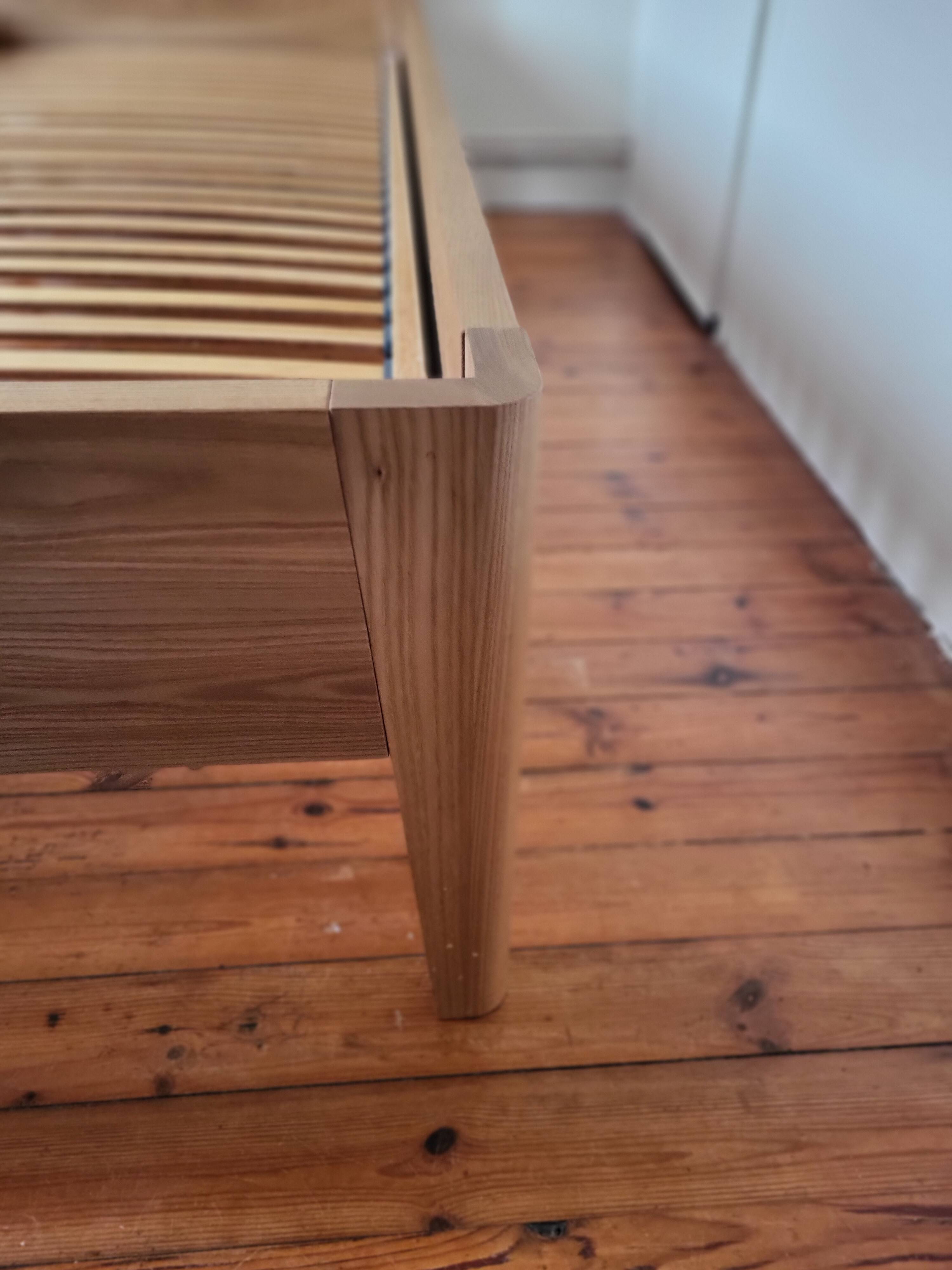 Lit simple en orme américain massif - Design contemporain épuré