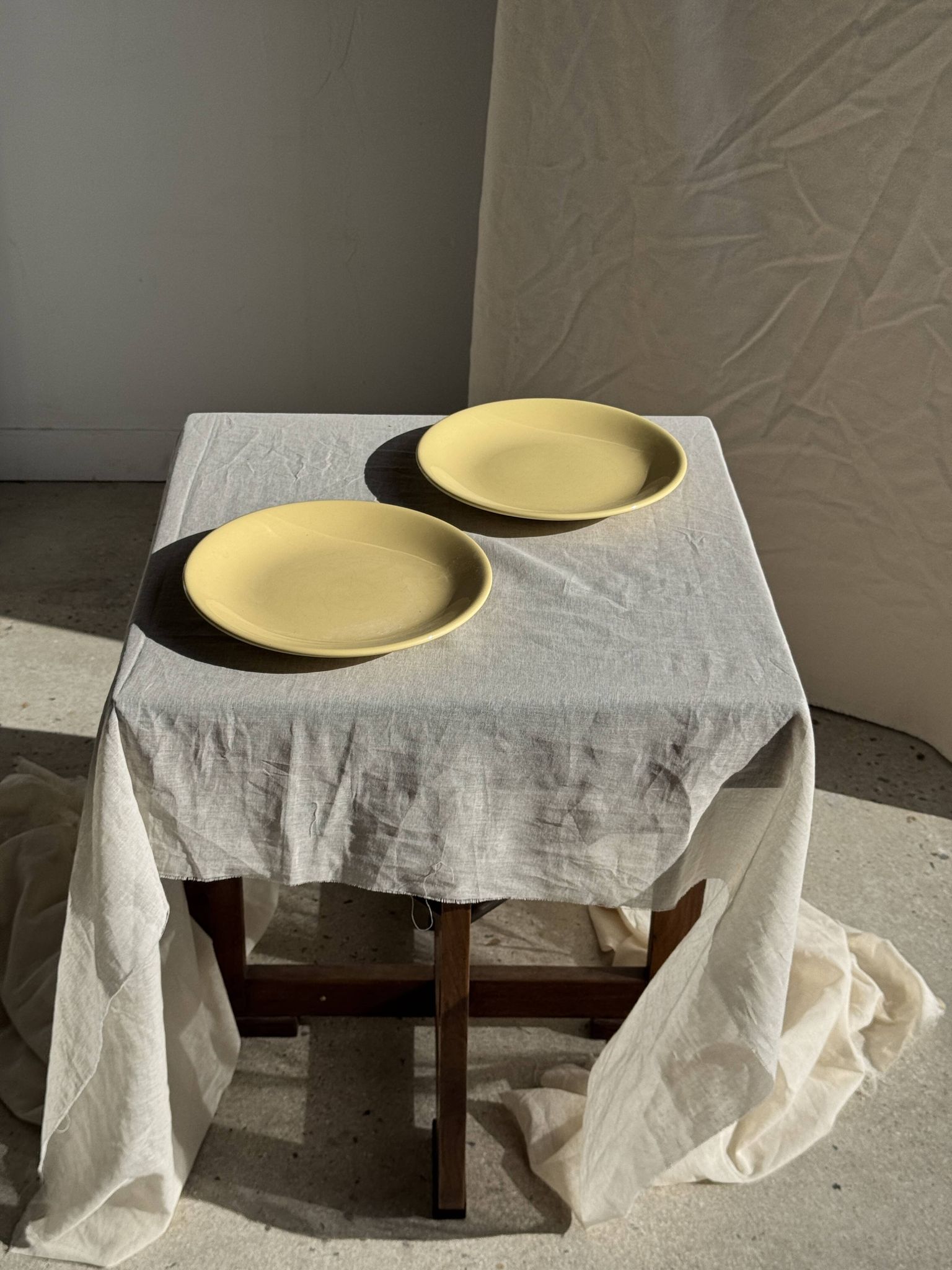 Lot de 2 grandes assiettes jaunes sans marque D25,5