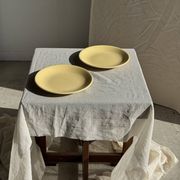 Lot de 2 grandes assiettes jaunes sans marque D25,5