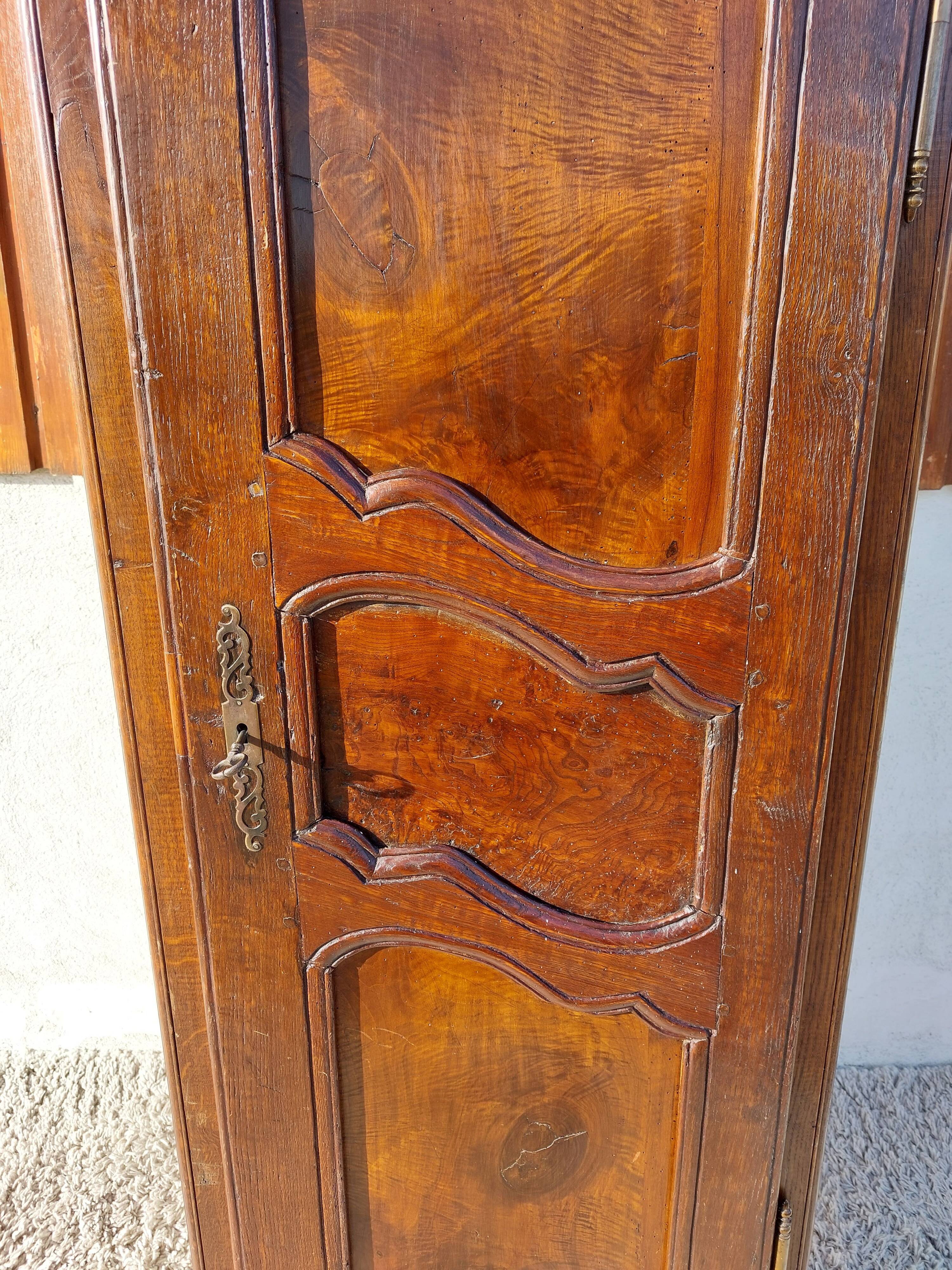 1-door wardrobe, man standing