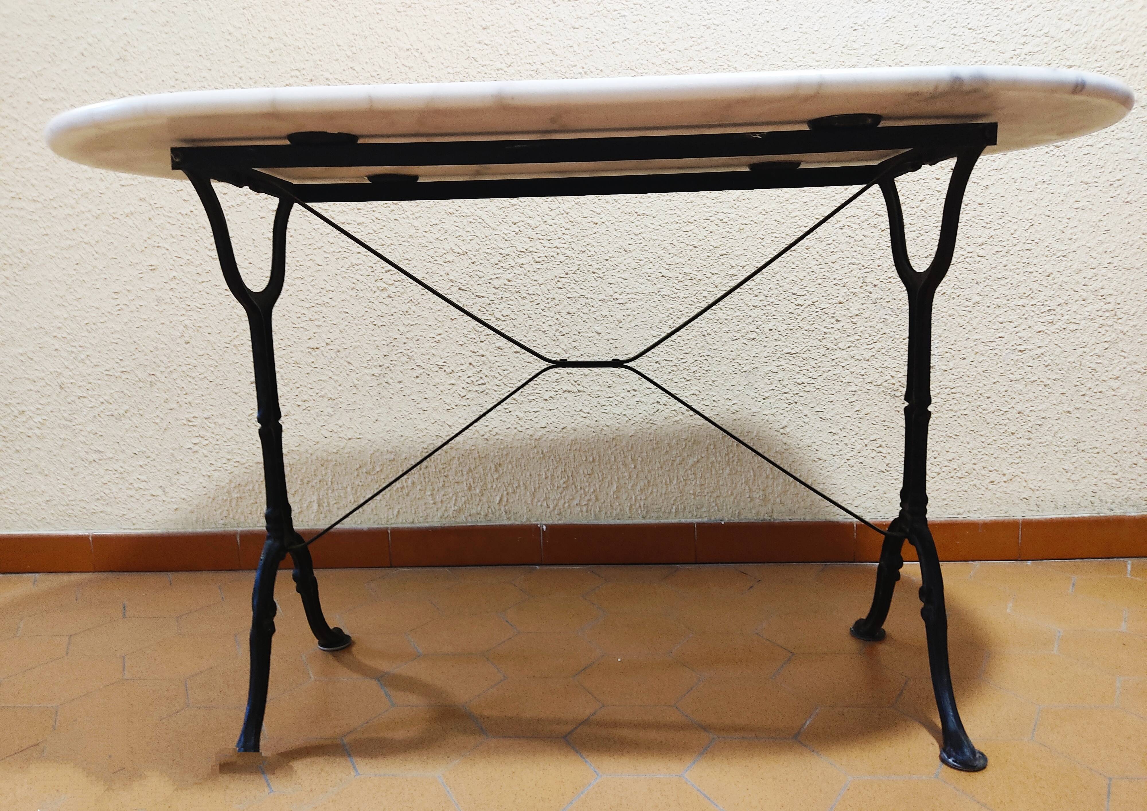 Table ovale en marbre carrare (fixée) et deux chaises en fonte