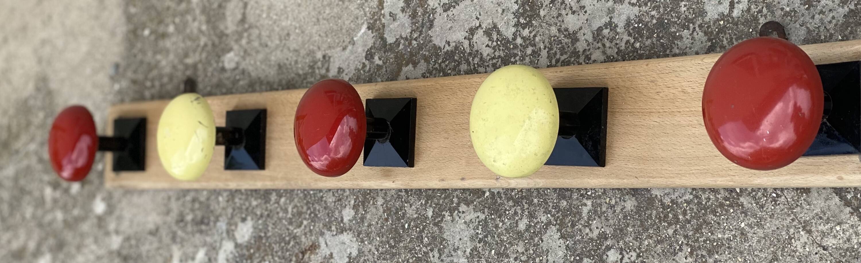 Portemanteau à 5 patères métal laqué jaune et rouge vintage 1960