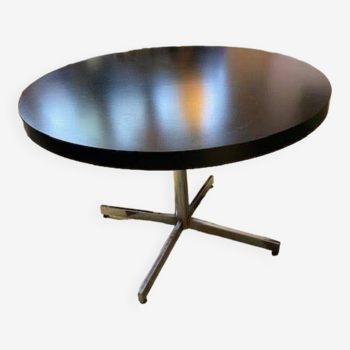 Black round table with central leg
