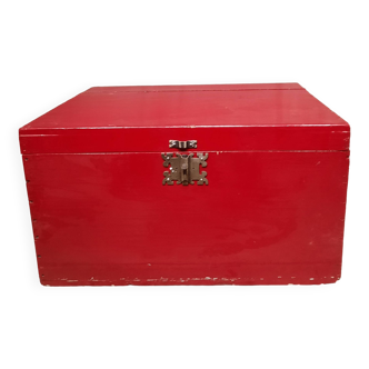 Red lacquered wooden trunk
