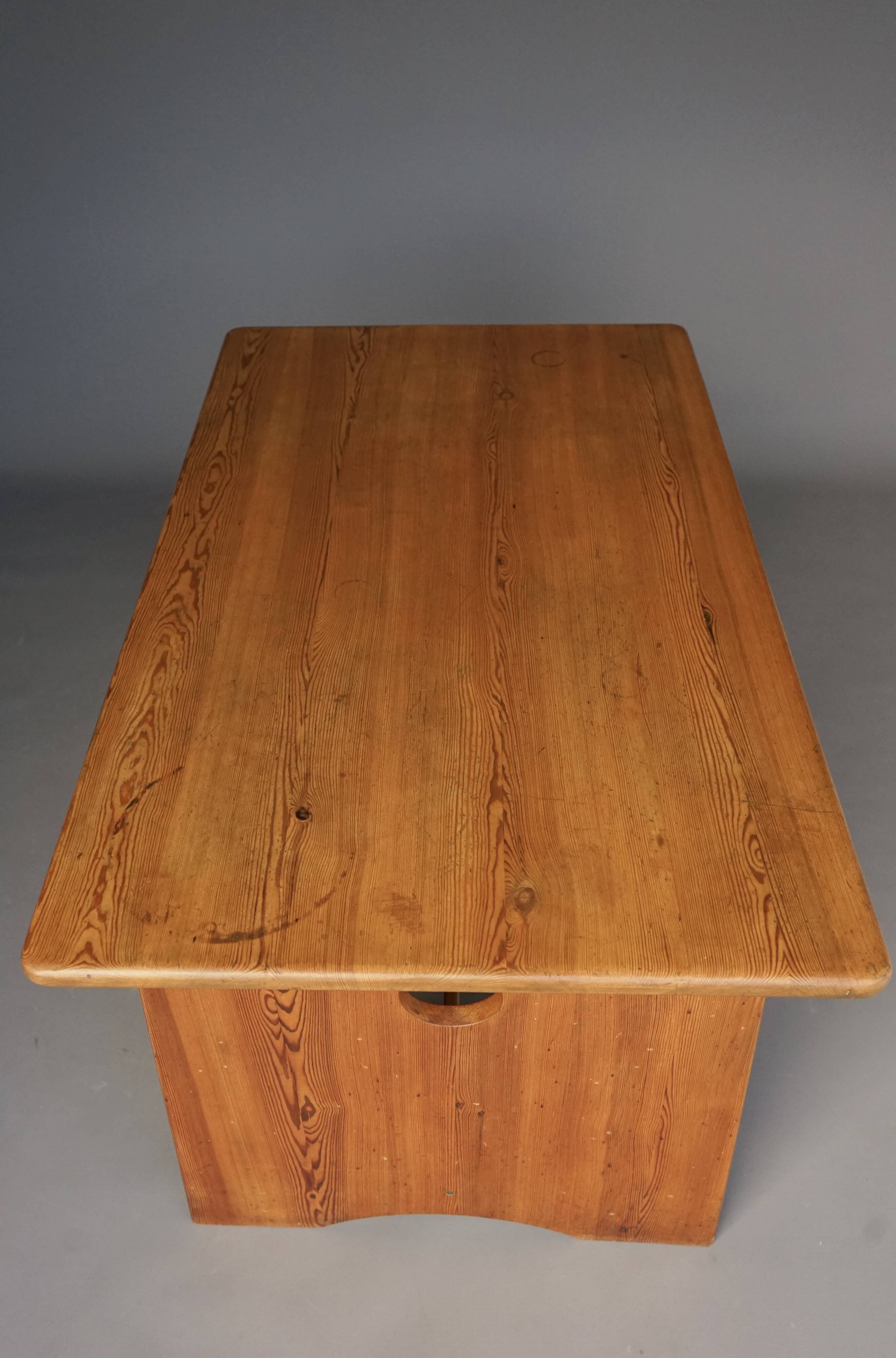 Table en pin suédois par Gilbert Marklund pour Furusnickarn Ab, années 1960