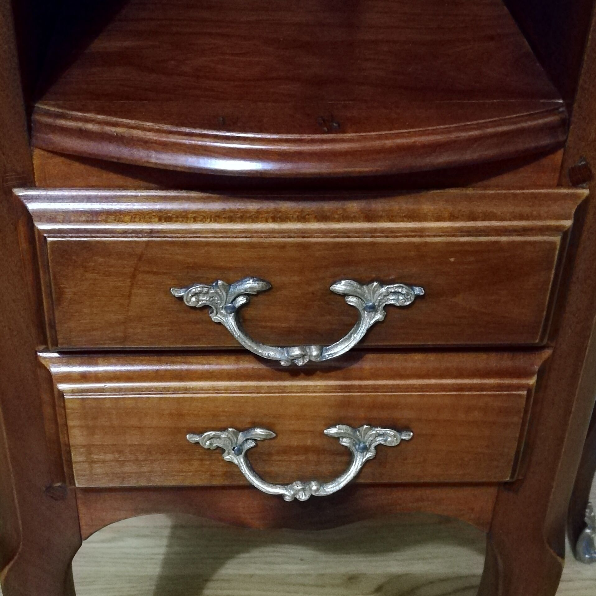 Meuble d'appoint en merisier style Louis XV