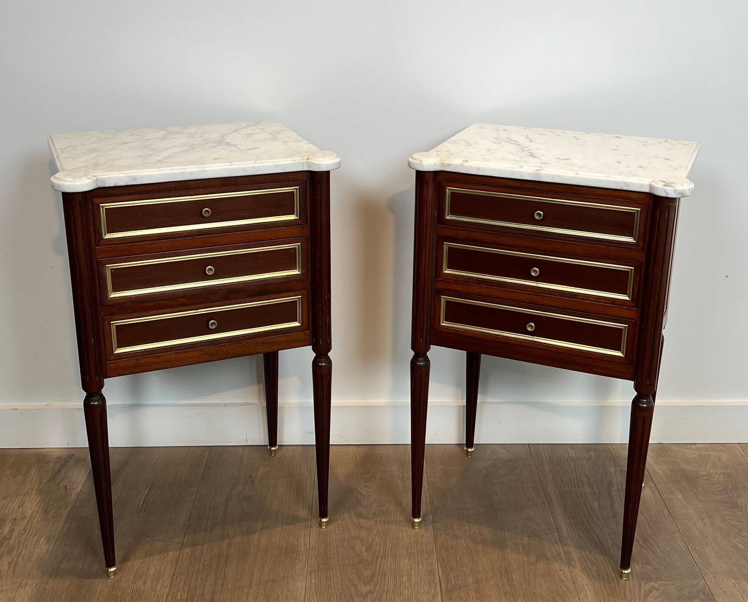 Pair of mahogany and brass side tables or bedside tables with Carrara marble tops.