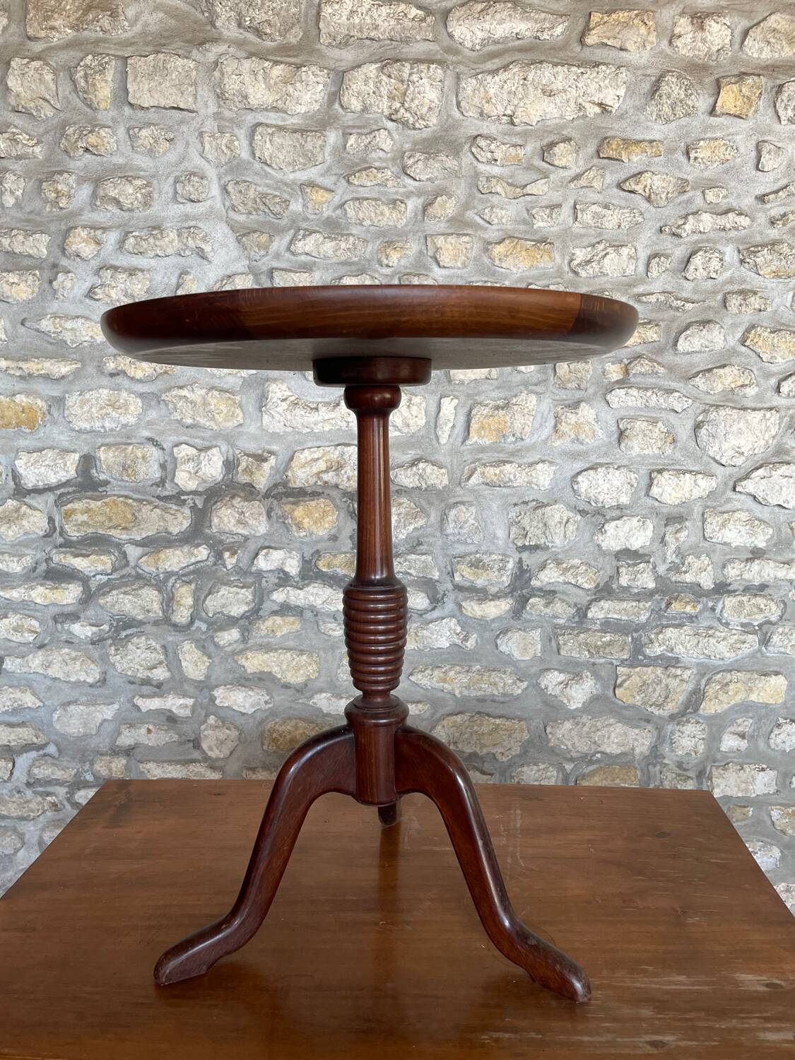 Pedestal table