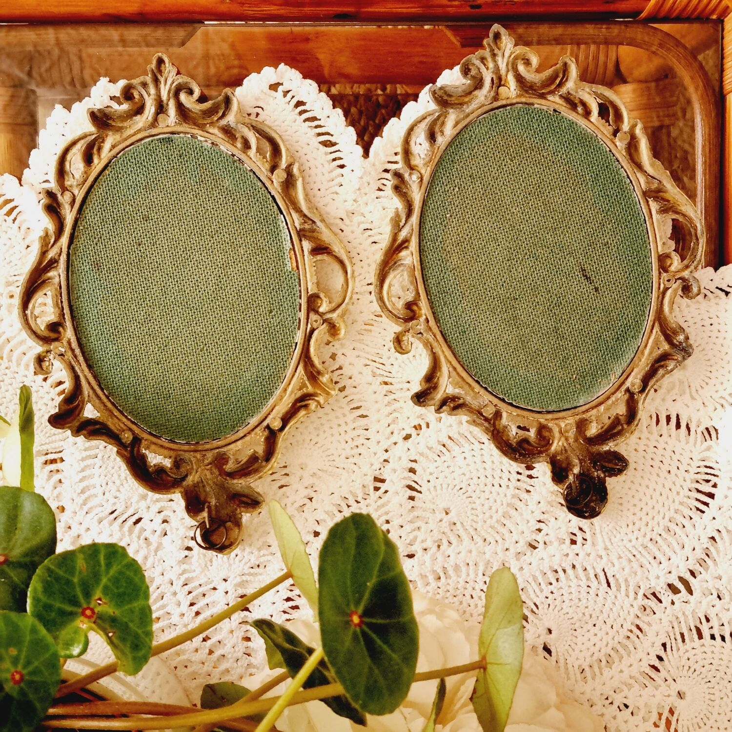 2 frames in gilded metal and curved glass