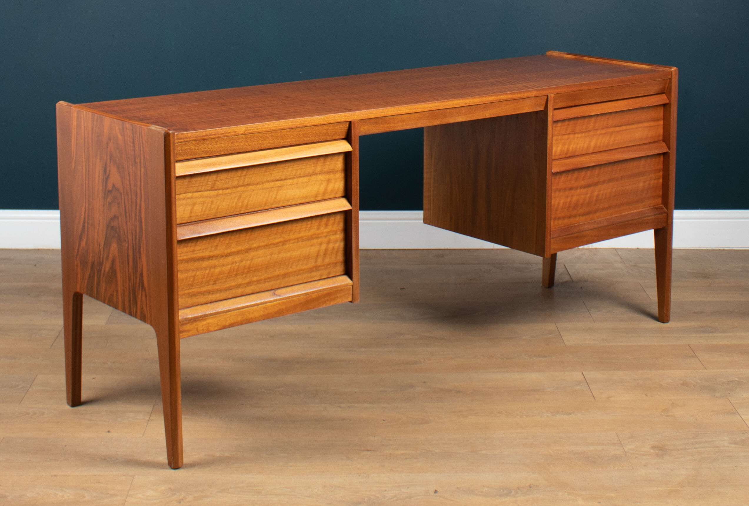 Commode de bureau rétro en noyer et palissandre par John Herbert