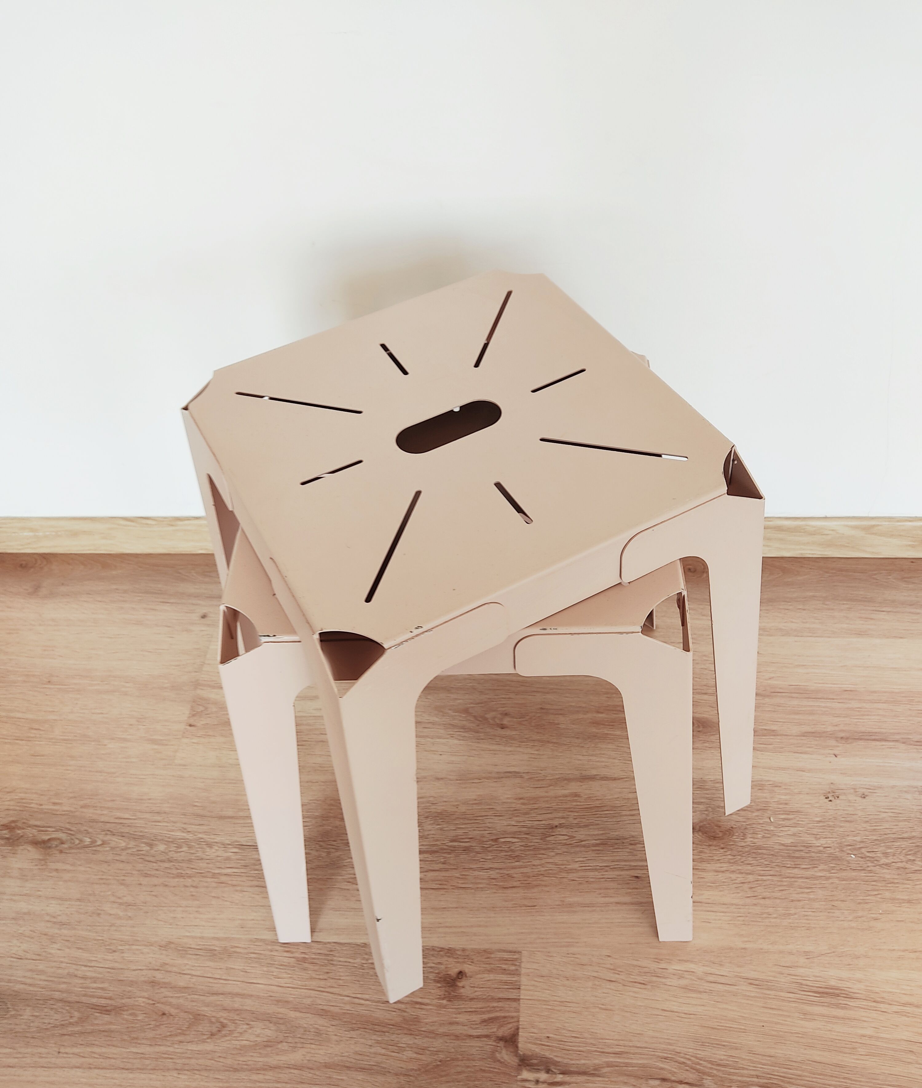 Set de 2 tabourets vintages acier laqué rose pâle