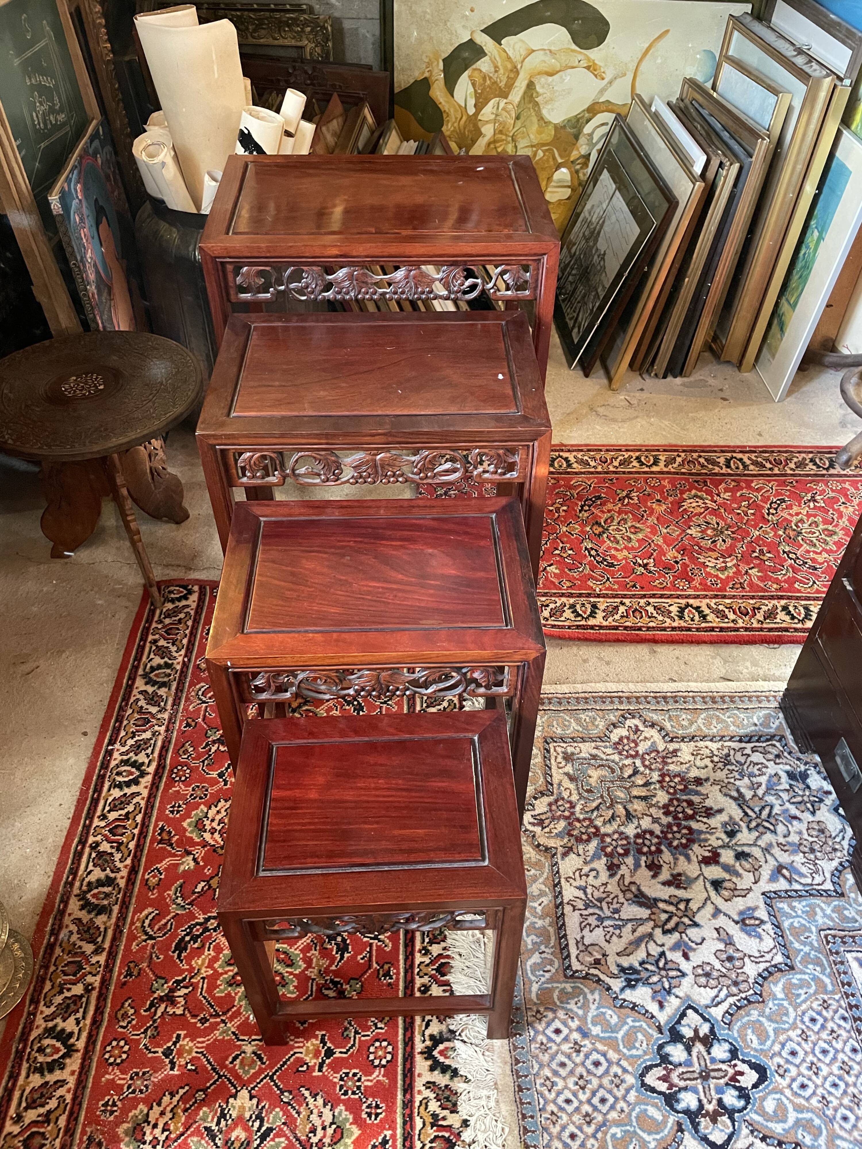 Nesting table Red wood