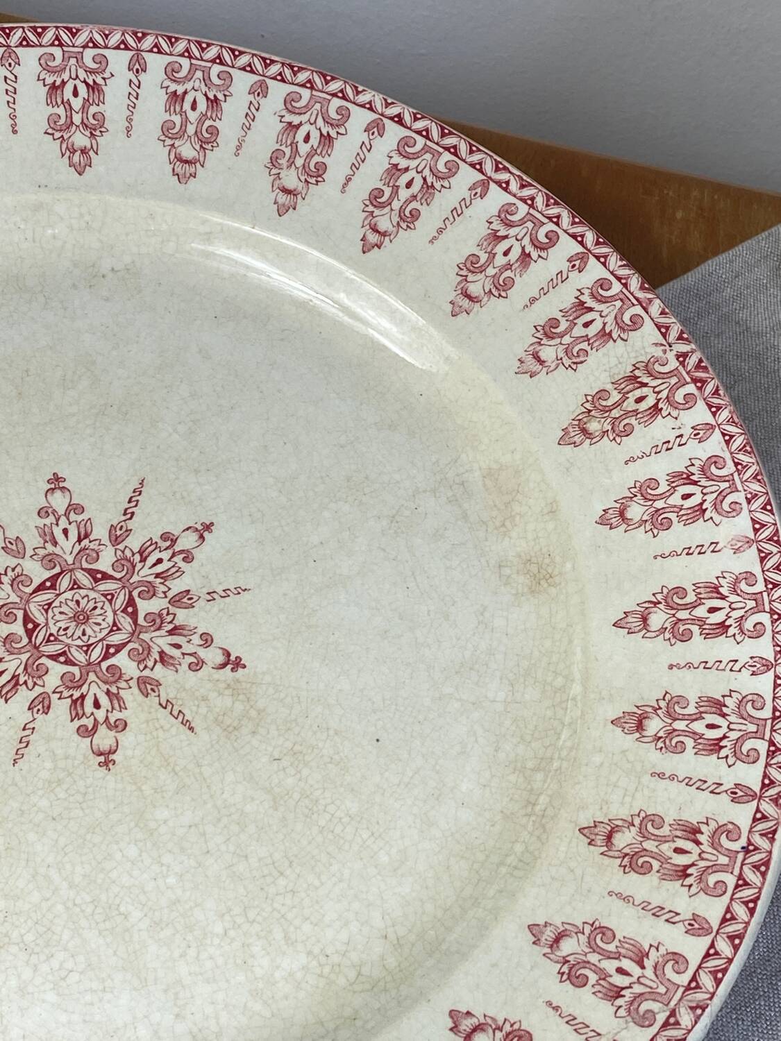 Antique Hiens porcelain dish, iron earth