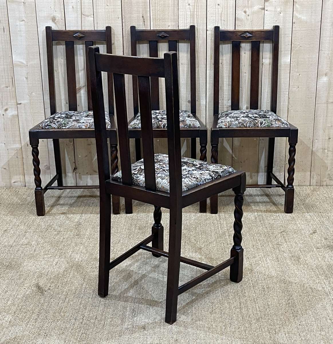 Suite of 4 English chairs early twentieth in oak.