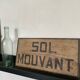 Plaque en bois peinte à la main "sol mouvant"