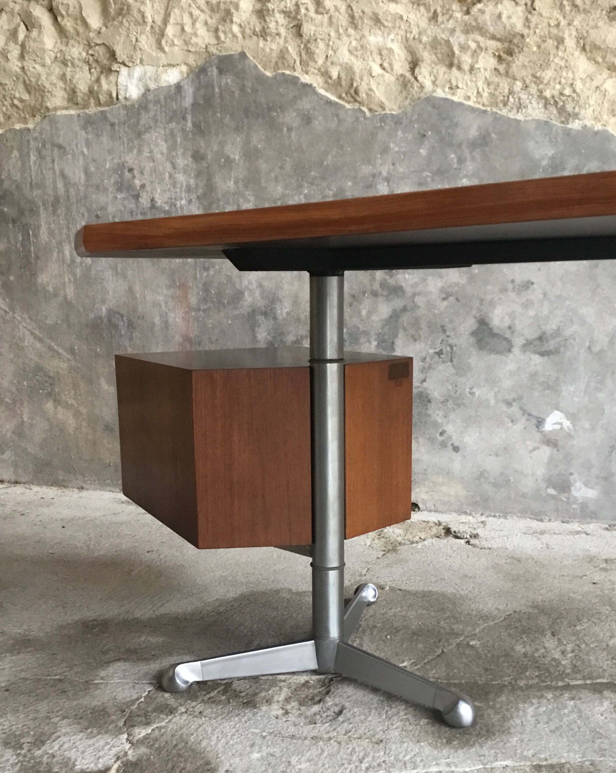 Boomerang desk by Osvaldo Borsani for Tecno, Italy 1950