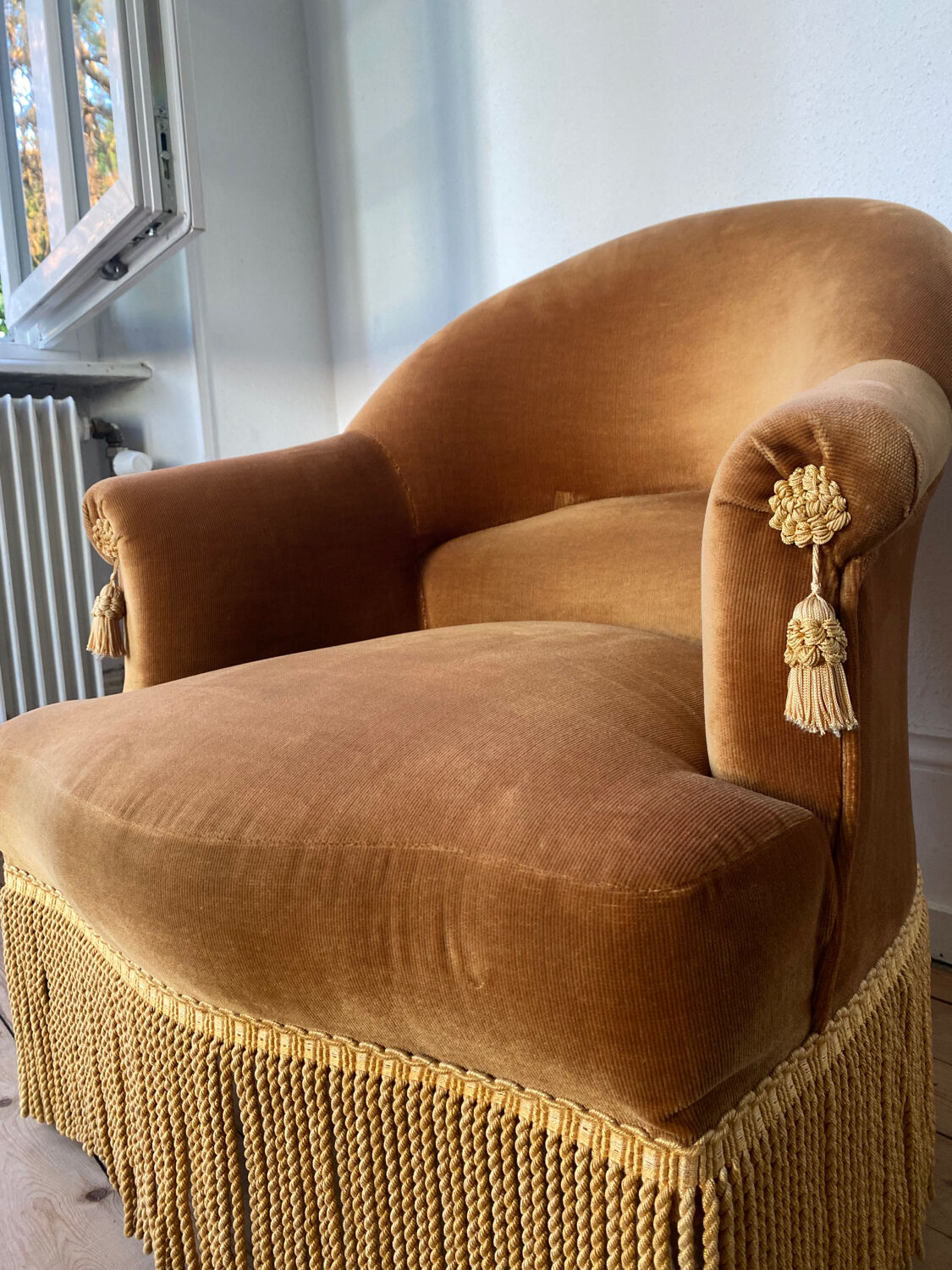 Toad armchair in golden velvet