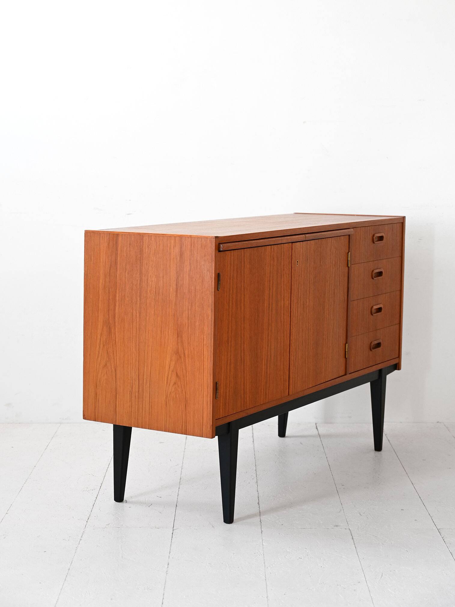 Buffet scandinave avec plateau coulissant