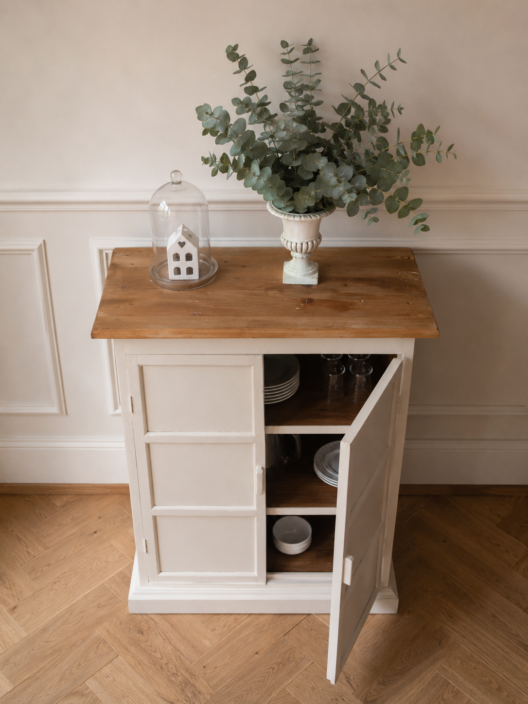 Meuble, buffet peint en beige, plateau en bois brut
