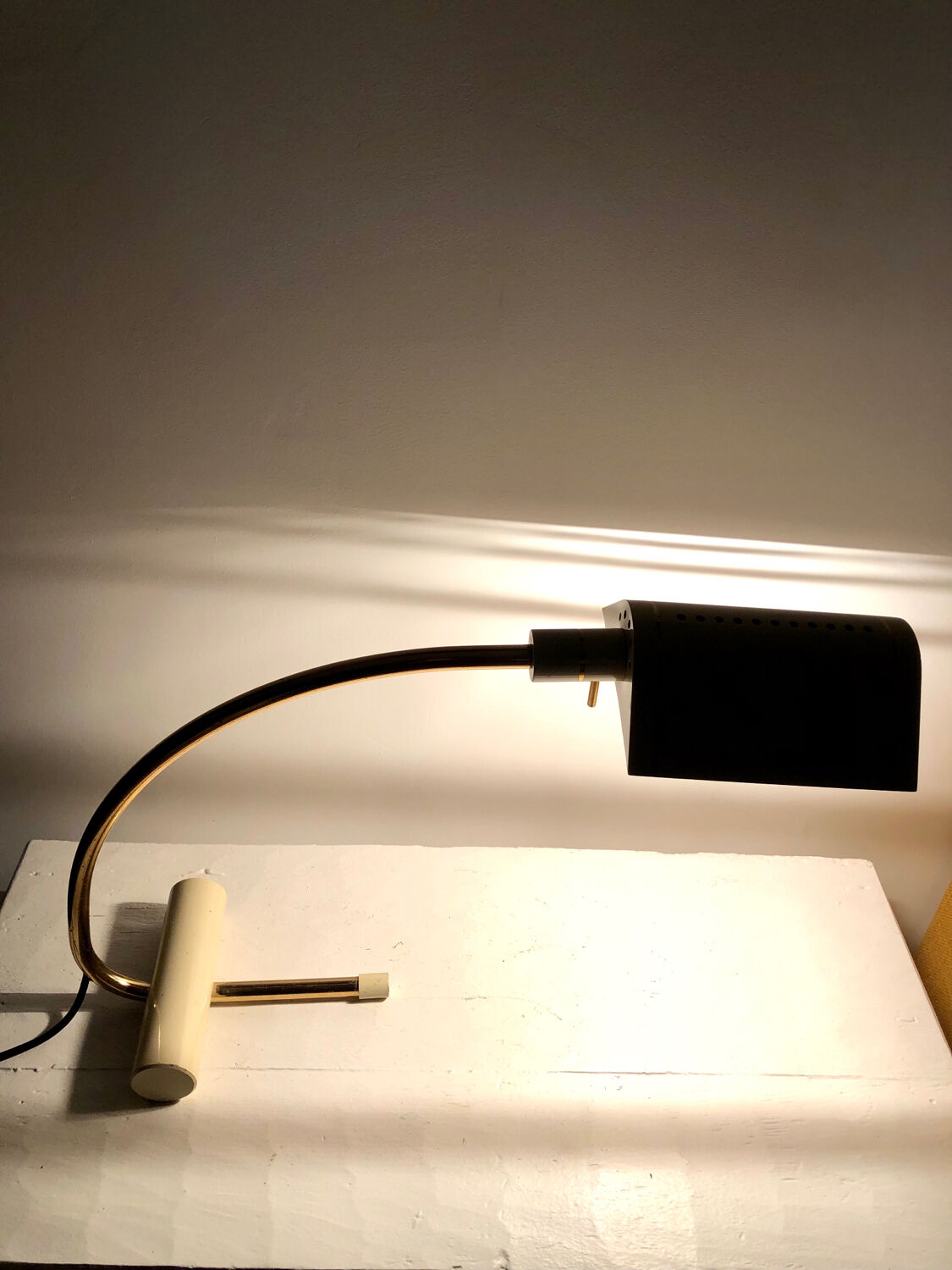 Vintage Italy brass articulated desk lamp.