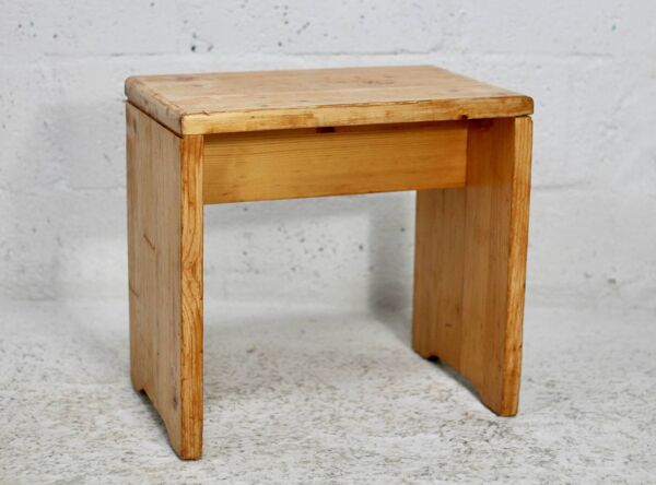 Sélection de Charlotte Perriand pour Les Arcs, set de 5 tabourets en pin. France, circa 1960