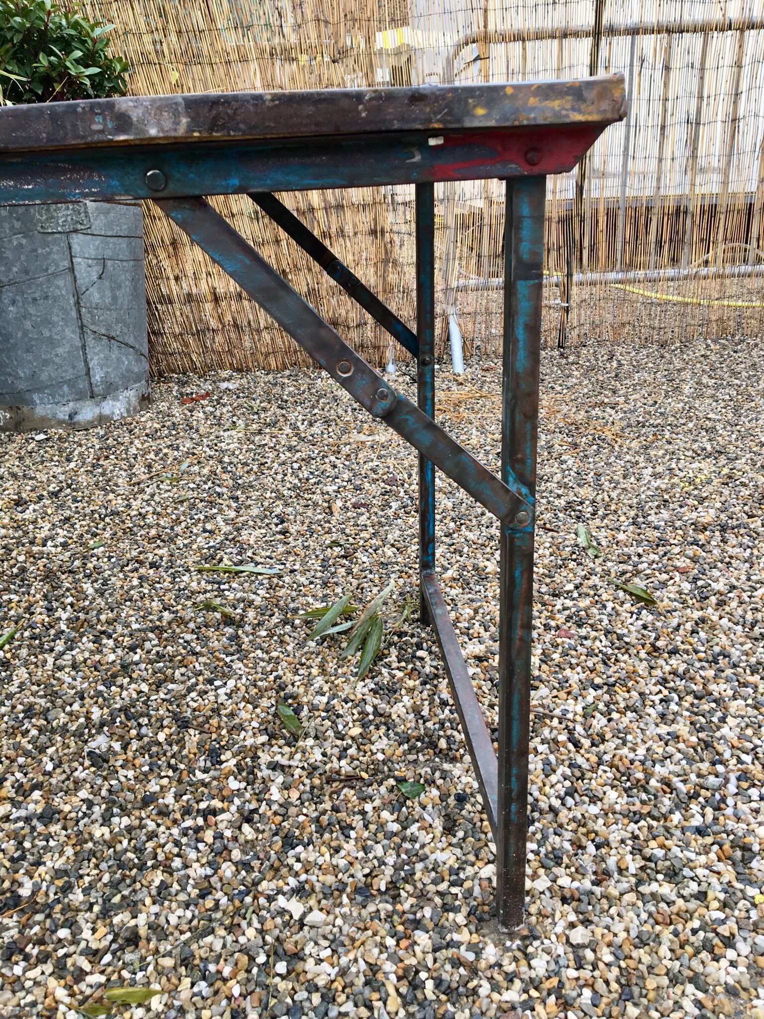 Folding high table in wood and iron