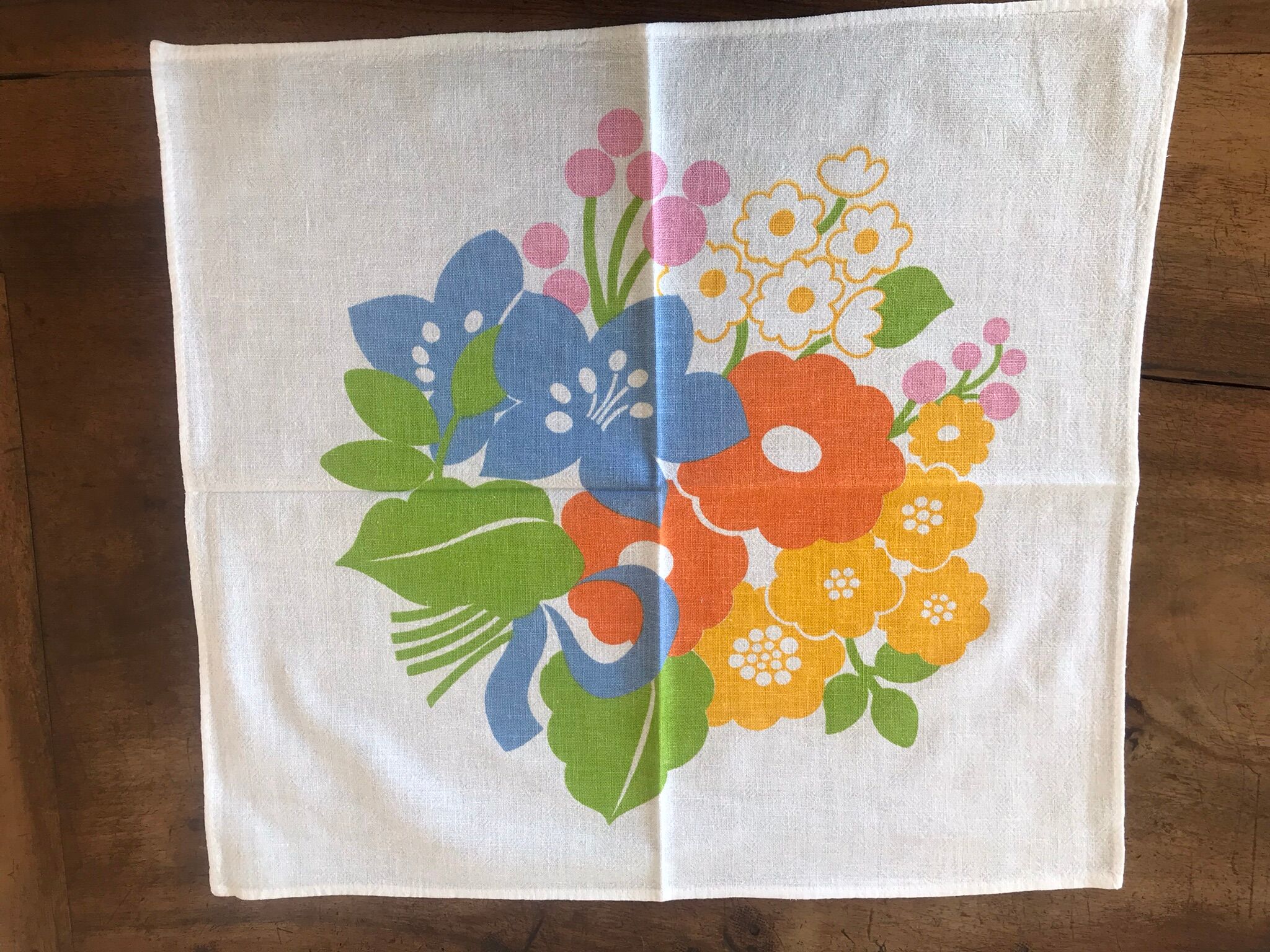 Floral tablecloth and its 8 vintage towels