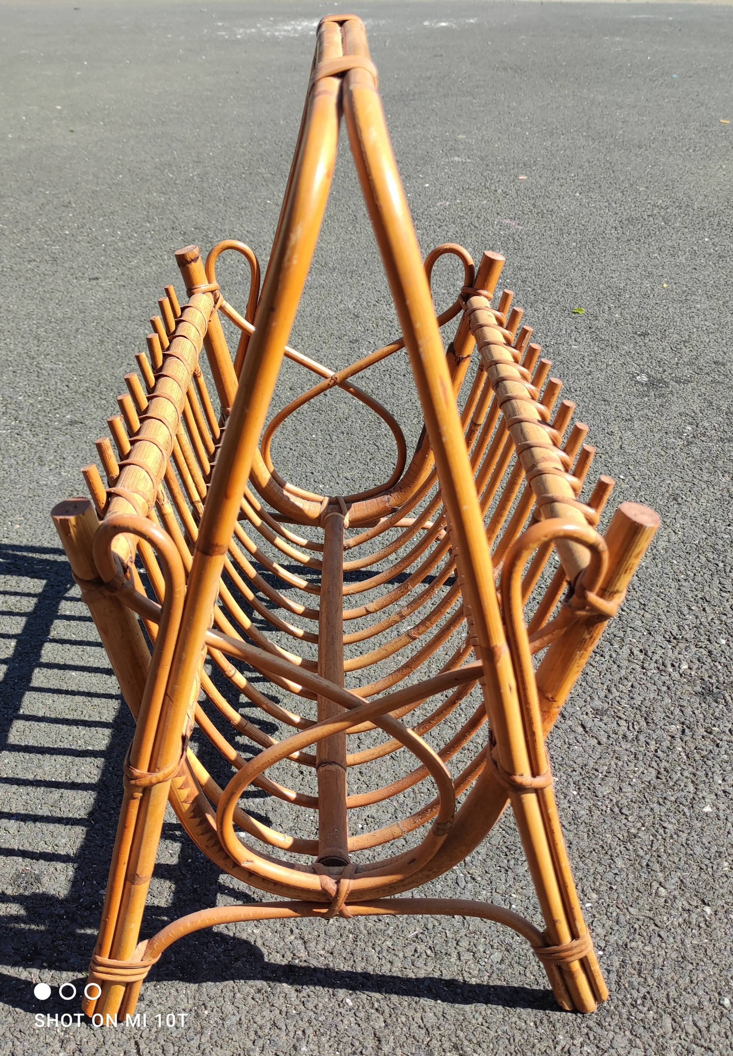 Porte revue vintage en rotin