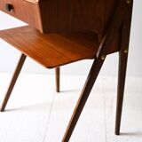 Paire de tables de chevet scandinaves des années 1950 avec étagère