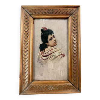 Portrait ancien signé "Flora" – Huile sur bois datée 1904 – Cadre sculpté