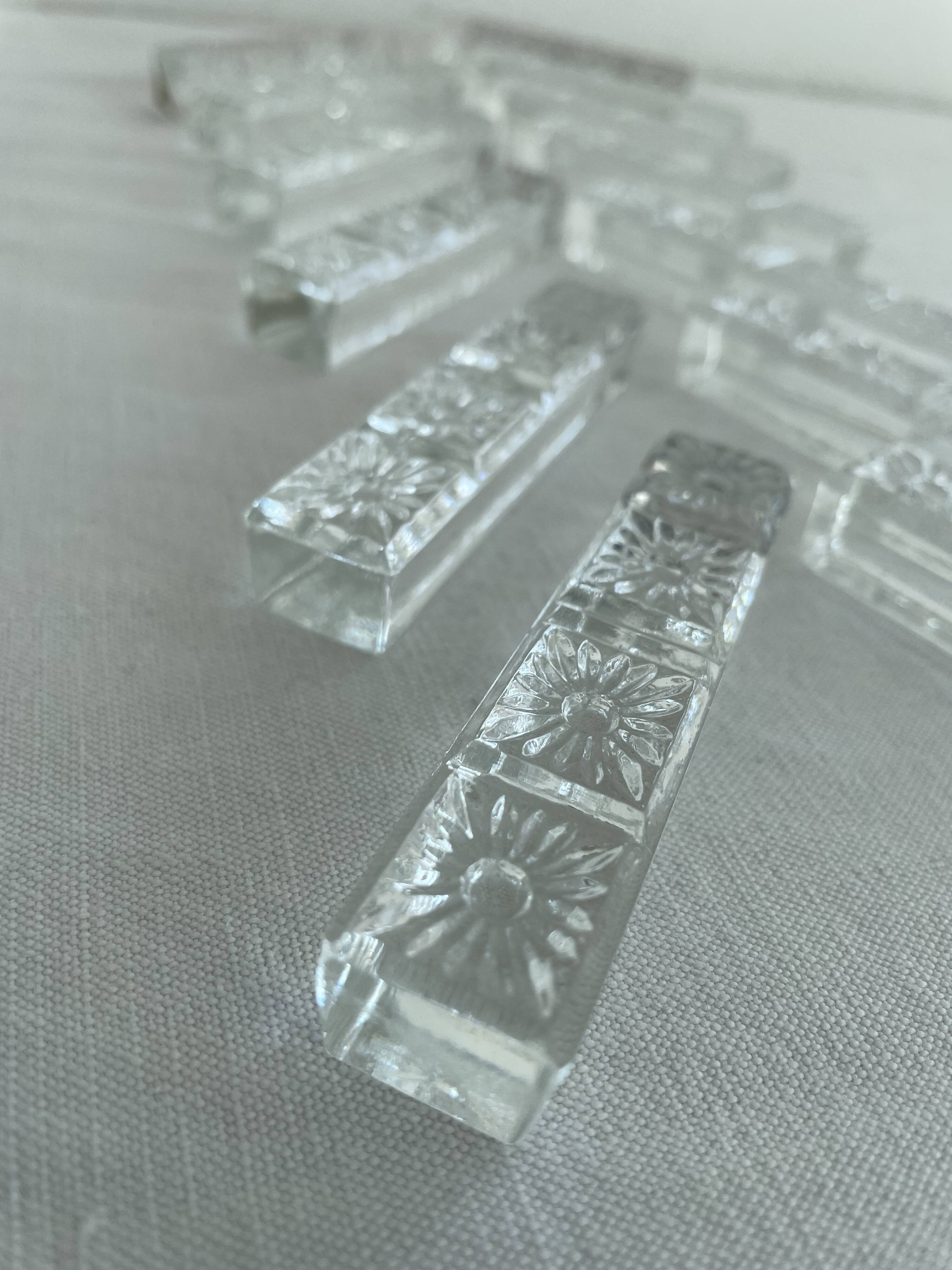 Porte-couteaux en cristal, Motif floral en relief, Art de la table vintage