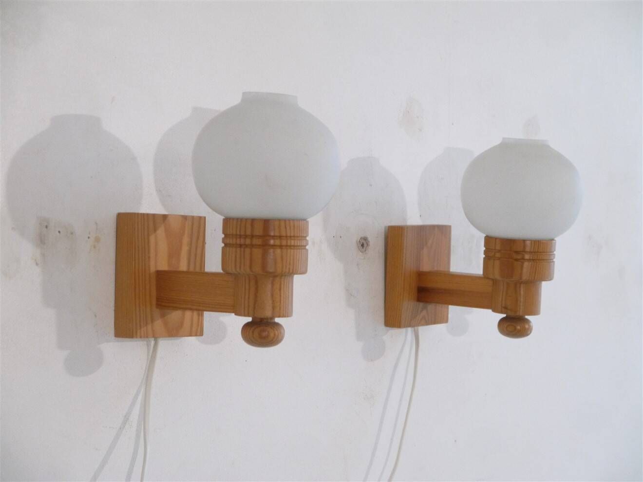 Paire d'applique scandinave en bois et verre opalin