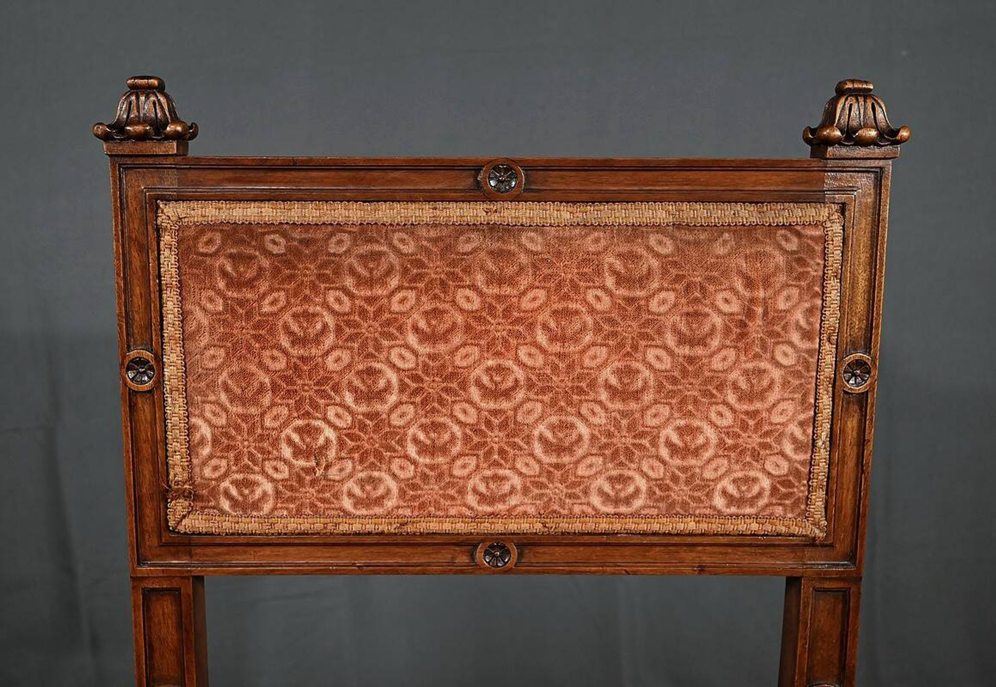 Chaise Curule en Noyer massif, goût Renaissance – Fin XIXe