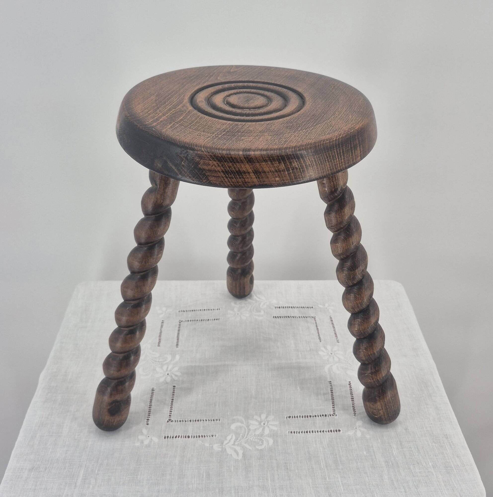Tabouret brutaliste tripode en bois massif tourné