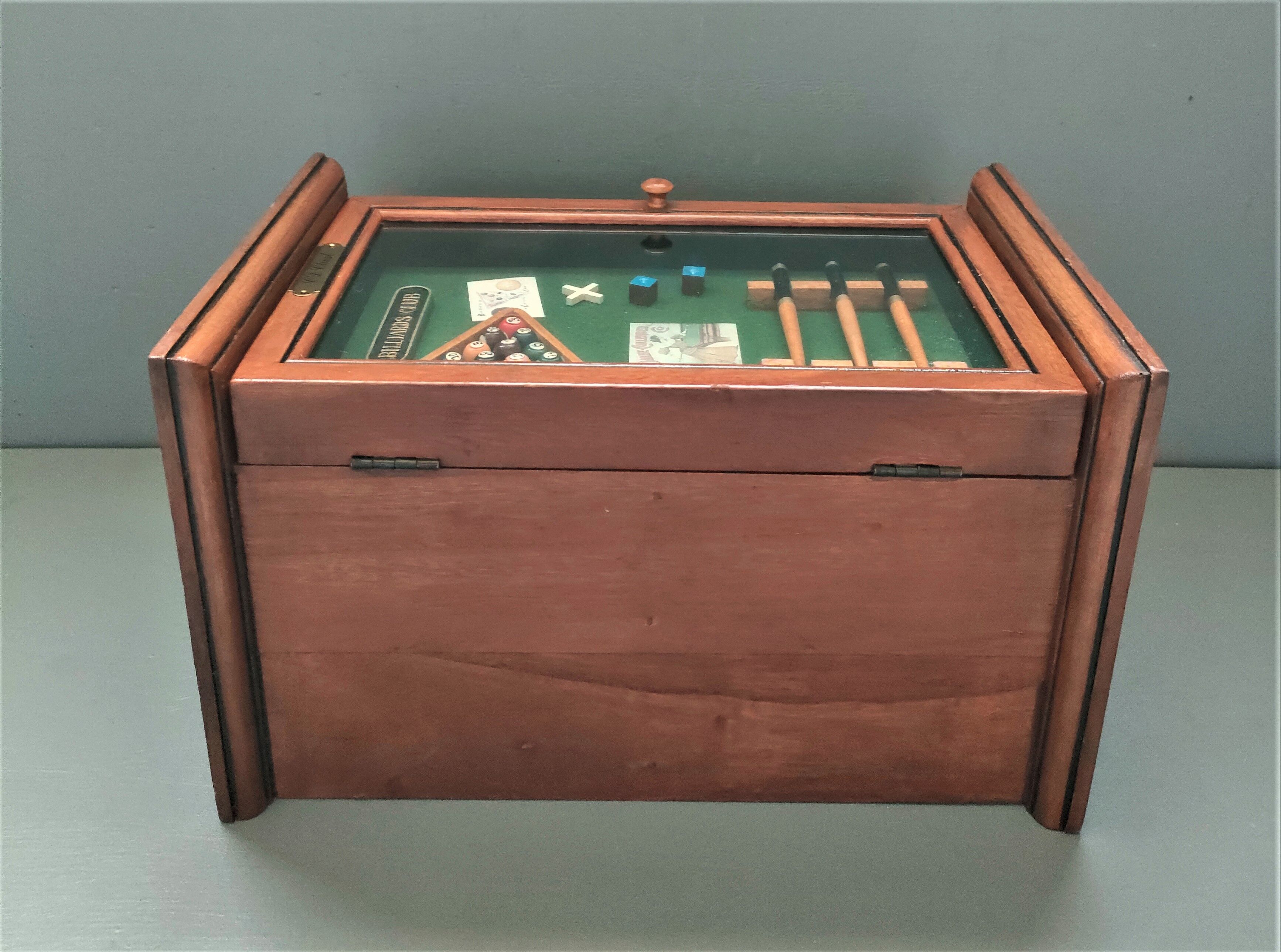 Display chest diorama for cd - billiards club - 80s - england