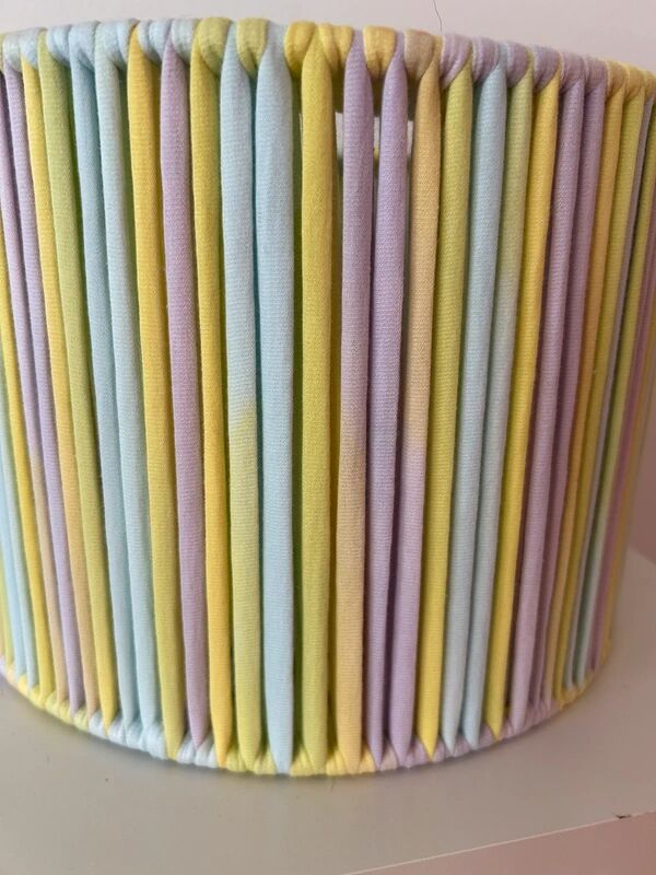 Abat-jour de taille moyenne recouvert de fil de jersey dans des tons pastel